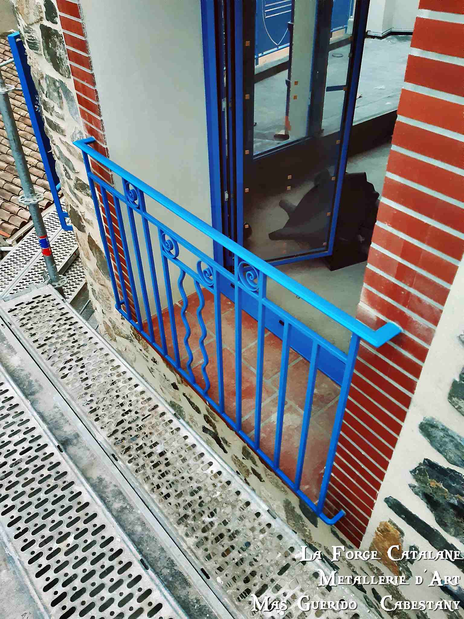 garde corps barreaux ondules motif rond thermolaquage bleu forge catalane.jpg